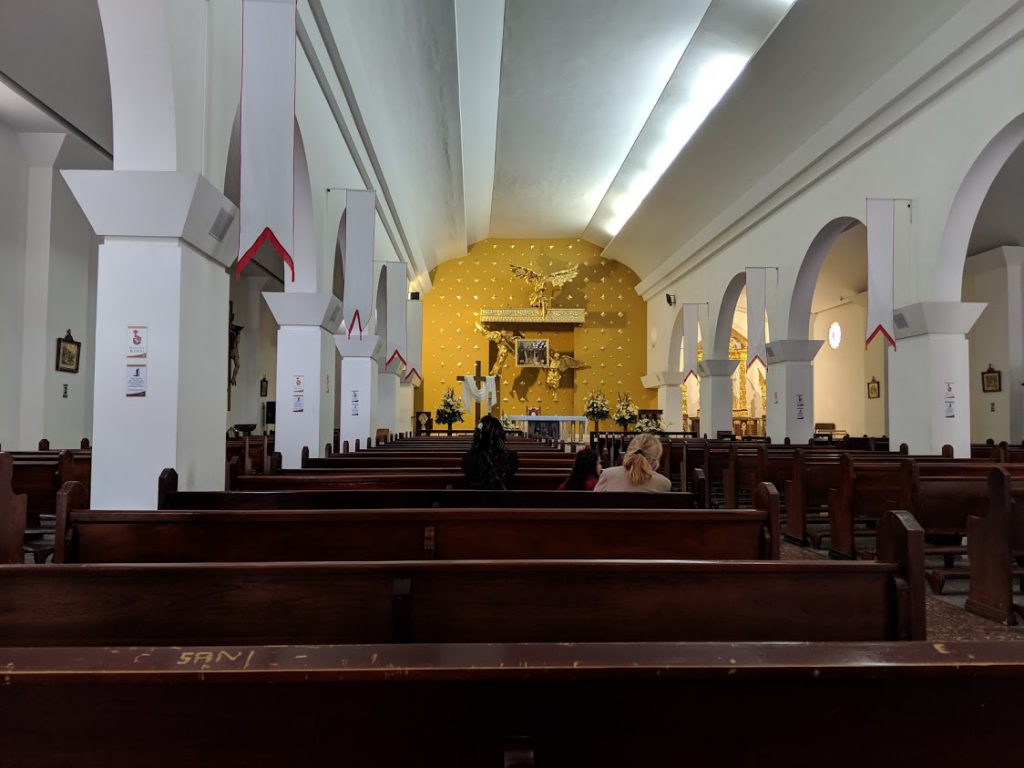 Wide shot of the altar at La Iglesia de la Renovación